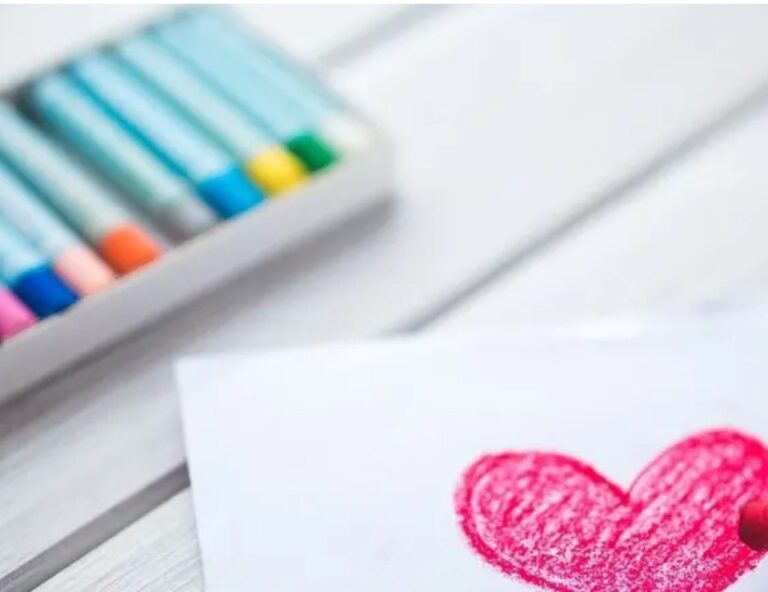 Confection de cartes de Saint-Valentin